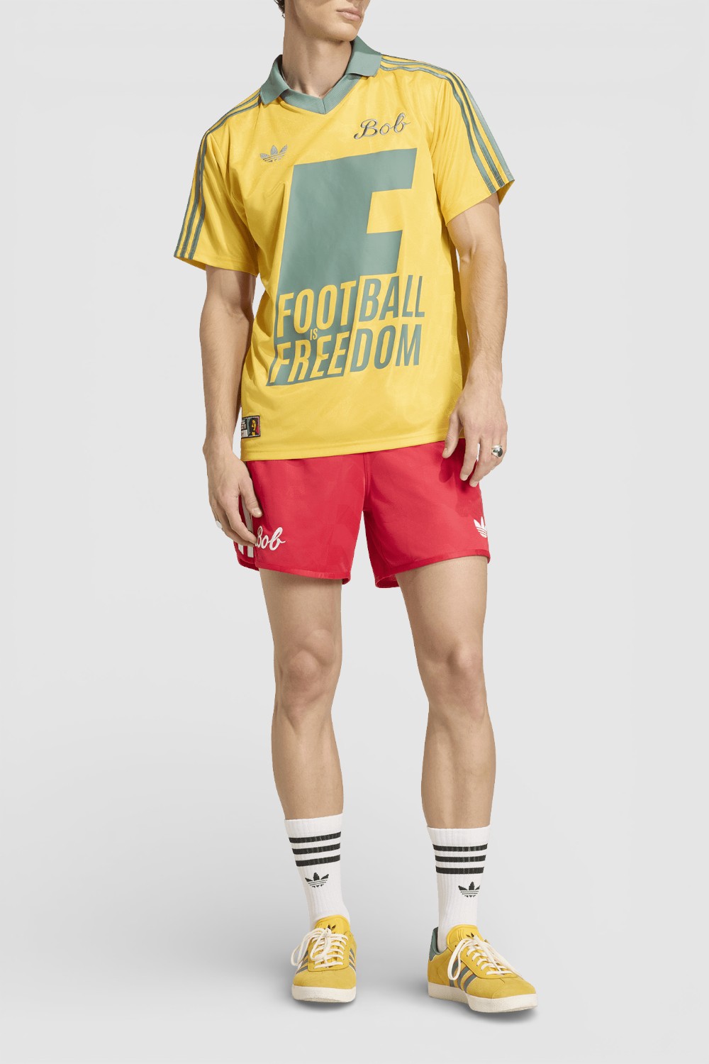 תמונת כל הלוק של מכנסי ג'וגר קצרים בוב מארלי X אדידס